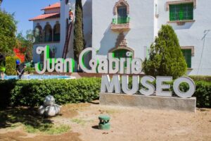 COLOCAN LETRAS MONUMENTALES EN CASA DE JUAN GABRIEL