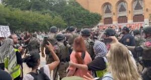 GREG ABBOTT ASEGURA QUE ESTUDIANTES PROPALESTINOS EN PROTESTA DEBEN IR A LA CARCEL
