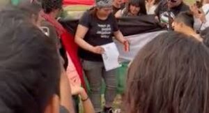 UNIVERSITARIA QUEMA SU TITULO DURANTE PROTESTAS EN LA UNAM POR LA GUERRA EN GAZA