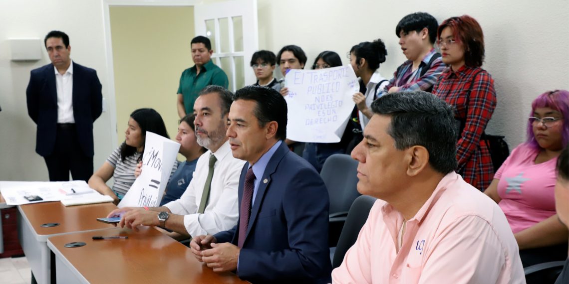 RECTOR DE LA UACJ RECIBE A ESTUDIANTES MANIFESTANTES POR TRANSPORTE
