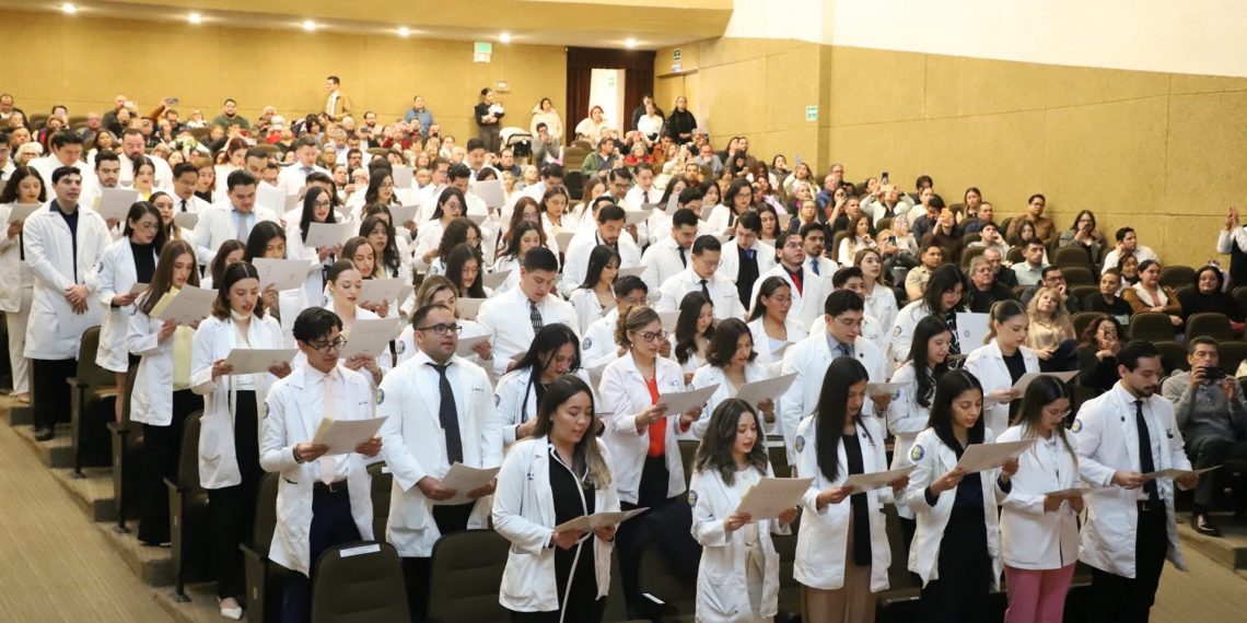 LA UACJ ENTREGA A LA SOCIEDAD 90 MEDICOS CIRUJANOS