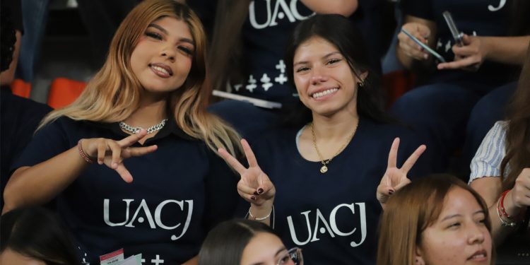 AUMENTA EL TRAFICO VEHICULAR,,REGRESAN A CLASES EN LA UACJ