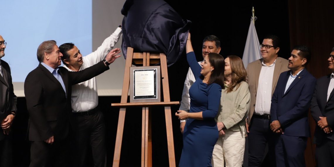 MEDIO SIGLO DE HUELLAS; UACJ OVACIONA 50 AÑOS DE FORMAR PROFESIONALES EN MEDICINA Y ZOOTECNIA