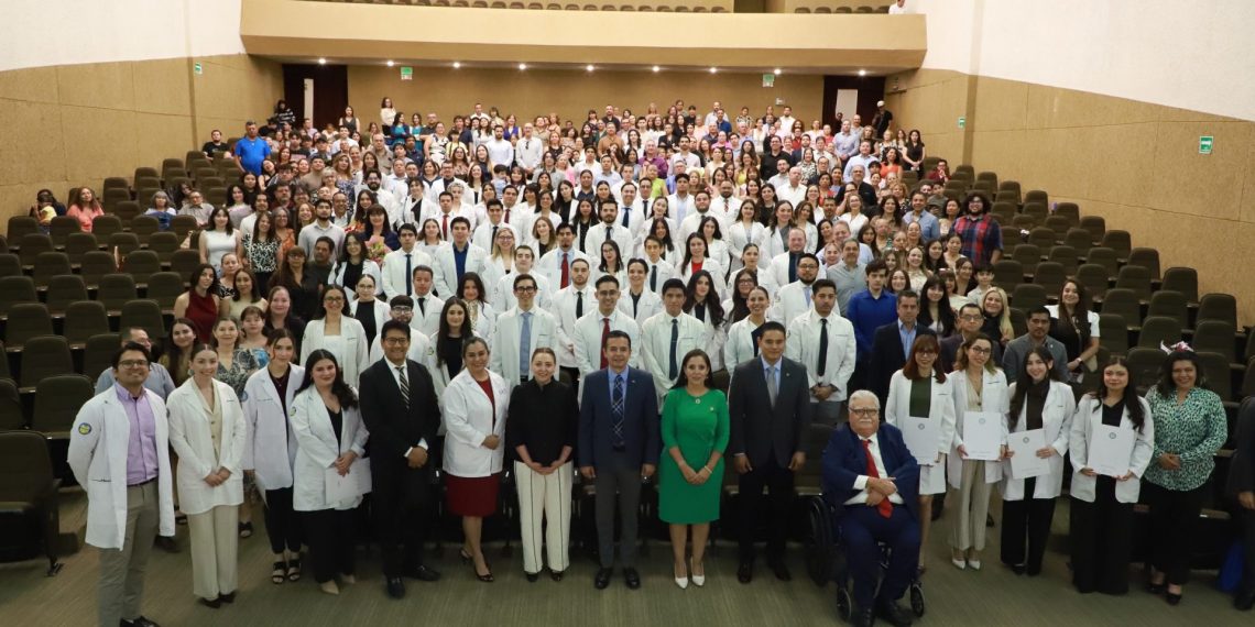RENUEVAN SU VOCACION DE MEDICOS HUMANOS