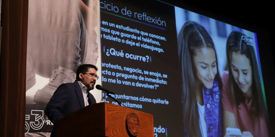 FRENTE A LAS PANTALLAS, LOS DOCENTES TAMBIEN PUEDEN HACER LA FIFERENCIA